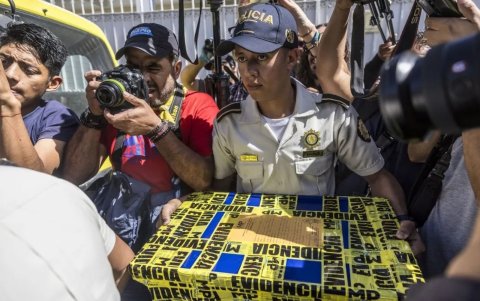 Policías retiran cajas con supuesta evidencia durante un allanamiento del Ministerio Público