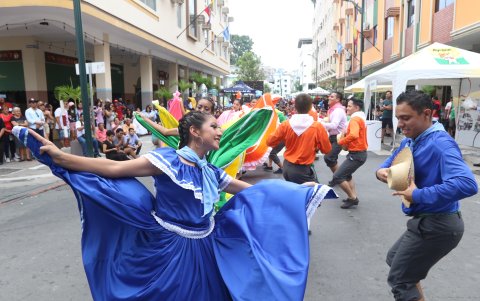 Folclor. Siete grupos folclóricos se presentaron en el Festival de la Calle Córdova.