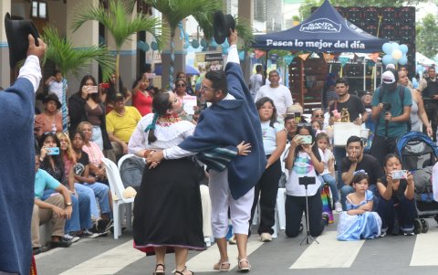 El público quiso guardar recuerdos del evento con videos que realizaron los grupos folclóricos.
