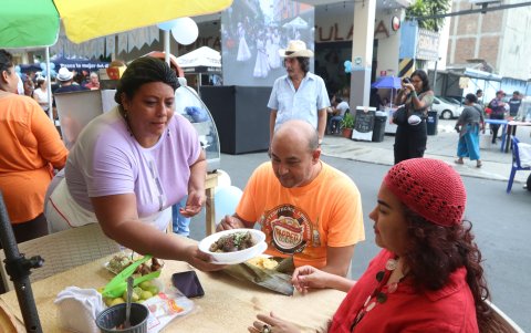 Comida. Caldo de salchicha, fritada, entre otros platos típicos, se vendieron como pan caliente en el evento.