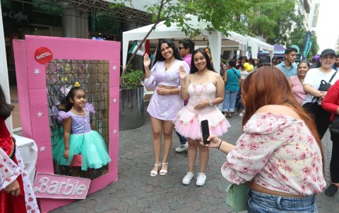 Durante el recorrido también se pudo observar stand donde los visitantes podían tomarse fotos, con ocasión de la película de la Barbie.