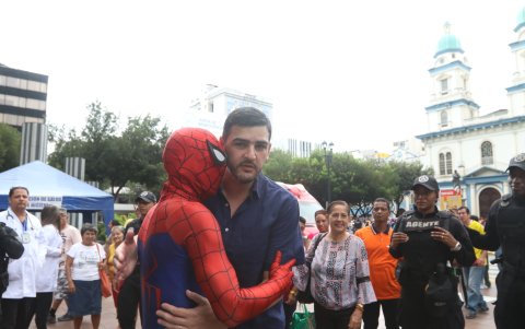 El alcalde Aquiles Álvarez recorrió la avenida, donde fue recibido por el 'Hombre Araña'.