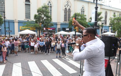 Artistas urbanos también aprovecharon para presentar sus shows en la gran avenida.