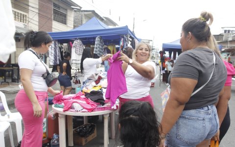 En algunos barrios también se desarrollaron venta de ropa nueva y usada.