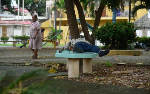 Descuido. Los parques están descuidados y sus bancas se han convertido en dormitorios de indigentes.