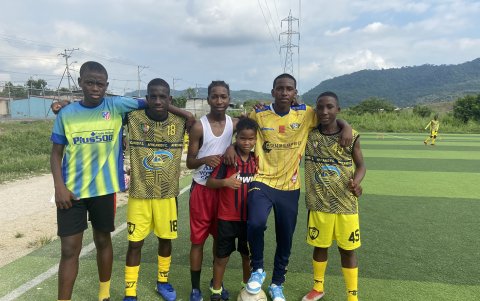 Nery (camiseta amarilla), con varios de sus amigos del peloteo en Socio Vivienda 2