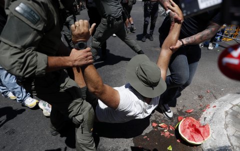 Soldados israelíes llevan a un manifestante durante una reunión en una carretera que conduce a la Knesset israelí contra la reforma del sistema de justicia en Jerusalén, el 24 de julio de 2023.