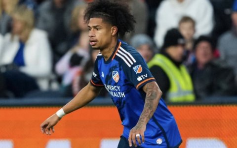 Marco Angulo ingresó sobre el final del partido ante Sporting Kansas.