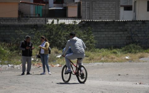 Uso. Los moradores cruzan a bordo de bicis o a pie para comprar gas.