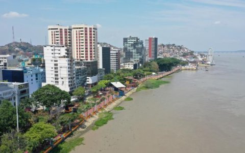 A lo largo del río Guayas se levanta lo que hoy es el Malecón 200, uno de los atractivos turísticos de la moderna ciudad.
