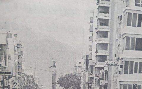 En el antiguo bulevar no transitaban muchos vehículos como se observa actualmente. De fondo el monumento a los Próceres.