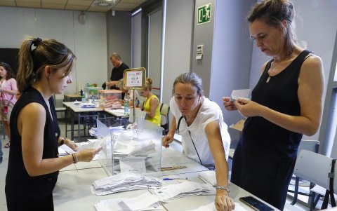 Una mesa electoral del Instituto Ortega y Gasset, en Madrid, durante el recuento de votos tras el cierre de los colegios de la jornada de elecciones generales celebradas en España.l