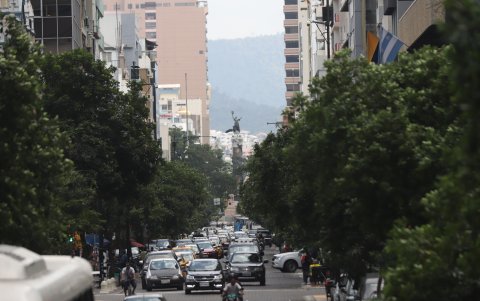 Actualmente, el centro de la ciudad soporta un tráfico vehicular insoportable que incluye a la avenida 9 de Octubre.