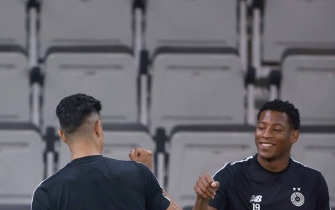 El extremo ecuatoriano (d) cumplió su primer entrenamiento al mando del estratega portugués Bruno Pinheiro el lunes 24 de julio.