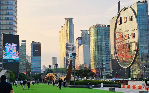 Join The Flipe Side y Fold In Love son dos de los mensajes que se leen en Seúl previo al Galaxy Unpacked.