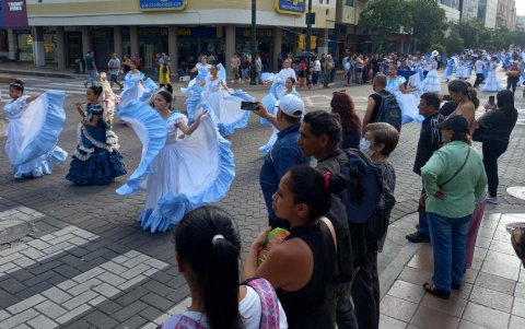 Personas de todas las edades se dieron cita en la avenida 9 de octubre para ver el desfile.
