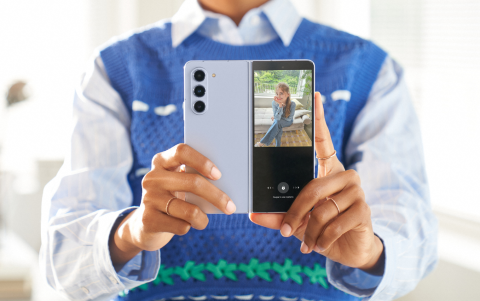 El Galaxy ZFold 5, entre otras funcionalidades, permite hacerle fotos a tus amigos mientras ellos ven cómo lucen en la pantalla delantera.