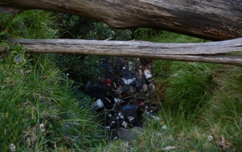 Limpieza. Pese a las mingas que hacen, la gente no se cansa de ensuciar el sitio.