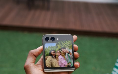 La pantalla delantera del Z Flip 5 ahora es completa. Ideal para los selfies y hasta para contestar mensajes sin desplegar el teléfono.