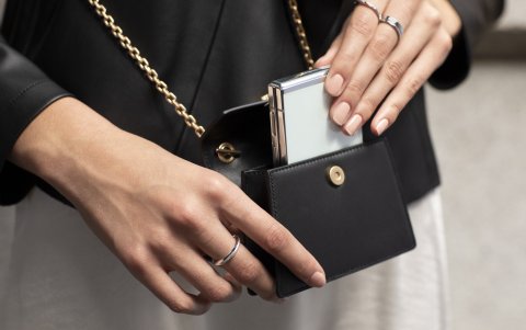 El Galaxy Z Flip es por tradición el equipo más cómodo a la hora de portar.