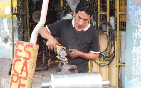 Expertos recomiendan que el mantenimiento del sistema de escape de los vehículos se realice cada 20 mil kilómetros.