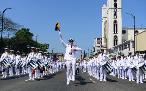 Civismo. Más de 300 unidades educativas participaron de la marcha cívica que se llevó a cabo en la mañana, desde la avenida Quito a Malecón.