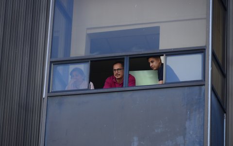 Hecho. Desde los balcones, los guayaquileños vieron también los desfiles. Con banderas vieron pasar a los marchantes.