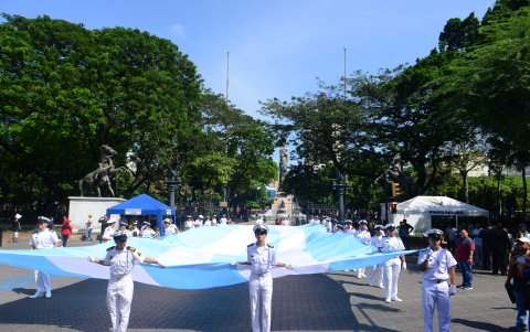 La escena común, durante ambos desfiles, fueron las enormes banderas de Guayaquil flameando y desplegadas a lo largo de avenidas como la Quito, 9 de Octubre y Malecón. Las miradas se fijaron en ellas.