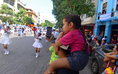 Las familias disfrutaron de cada uno de los desfiles que hubo por la fundación de la ciudad.