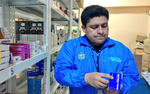 Personal de ARCSA y Ministerio de Salud durante un control en una farmacia.