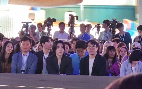 Antes de presentarse en concierto frente a miles de fans en Seúl, Suga asistió al evento Samsung Galaxy Unpacked 2023.