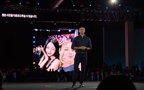Sydney Sweeney y Wonyoung Stun de IVE se hicieron una selfie en el evento Samsung Unpacked 2023