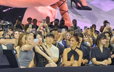 La cantante brasileña Anitta sonríe mientras Sydney Sweeney y Wonyoung Stun se hacen una selfie con el nuevo Galaxy Z Flip 5