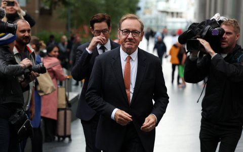 Feliz y agradecido con el personal de la corte.