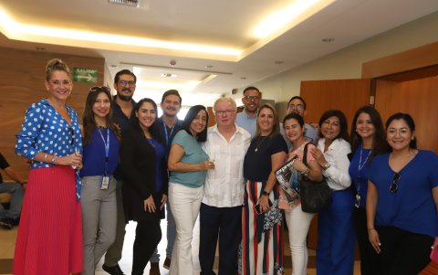 El doctor Galo Martínez junto al equipo de Ventas de Granasa.