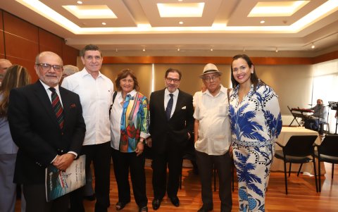 Roberto Chavarría, Paul Palacios, Lourdes Luque, Eduardo Carmigniani, Willington Paredes e Inés Manzano.