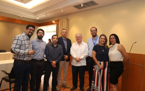 Alfonso Albán, Peter Aguirre, Fausto Dau, Francisco Olivares, Galo Martínez, Diego Morales, María Eugenia Rendón y Nubia Bravo.