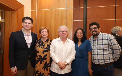 Carlos Alfonso Martínez, Rina Bruno de Martínez, Galo Martínez, Rosa Torres y Alfonso Albán.