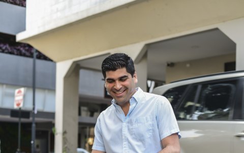 Dice tener solo un par de zapatos. El resto son para trajes formales y están dañados.