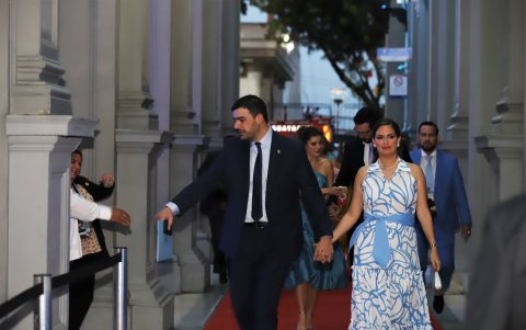 Cita. Fuera del Palacio Municipal se colocó una alfombra roja donde caminaron diferentes invitados para la sesión.