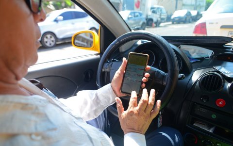 Taxista. La Unión de Cooperativas de Taxis del Guayas tiene su app.
