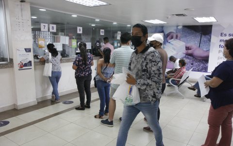 Pacientes retiran sus medicamentos en una farmacia de consulta externa del IESS.