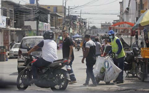 El caos vehicular y los cableríos muestran un ambiente deprimente de la ciudadela. Los residentes quieren orden.