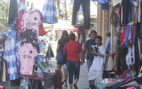 Los peatones deben caminar en medo de ropa, zapatos y otros objetos que los vendedores exhiben en las veredas.