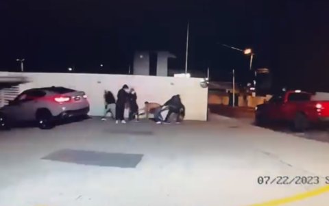 Forcejeo. Al hombre que conducía incluso lo desvistieron producto de la resistencia que presentó para ser subido a una de las camionetas.