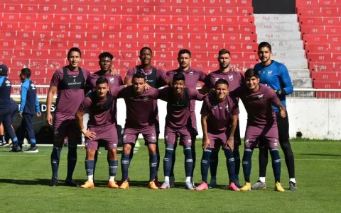 Joffre Escobar (abajo derecha) fue titular en el amistoso ante Liga de Quito.