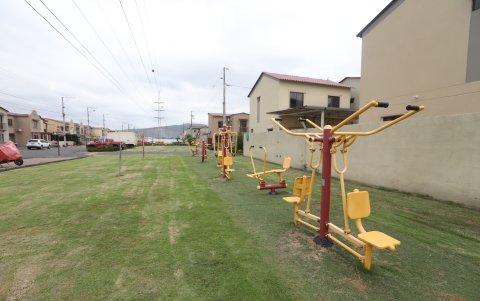 Olvido. Los parques y espacios de ejercicio público de La Rioja están vacíos. Pocos se arriesgan a salir de sus hogares por miedo a que las balas perdidas los hieran o maten.
