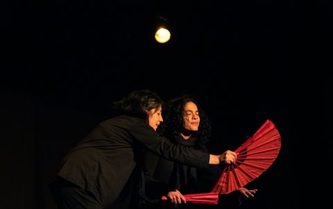 La obra plasma la importancia de resistir al abuso de poder.