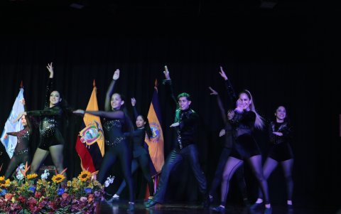 Los alumnos de sexto y octavo semestre de la carrera de Comunicación pusieron el toque artístico a la velada.