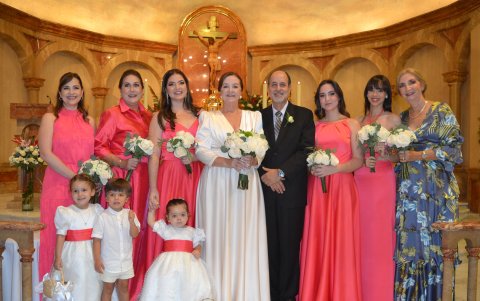 Felipe y Lupita con su corte, entre quienes se encuentran sus hijas, las gemelas Vanessa y Melissa, y Lupita, además de su nieta Melissa Orús Ycaza.